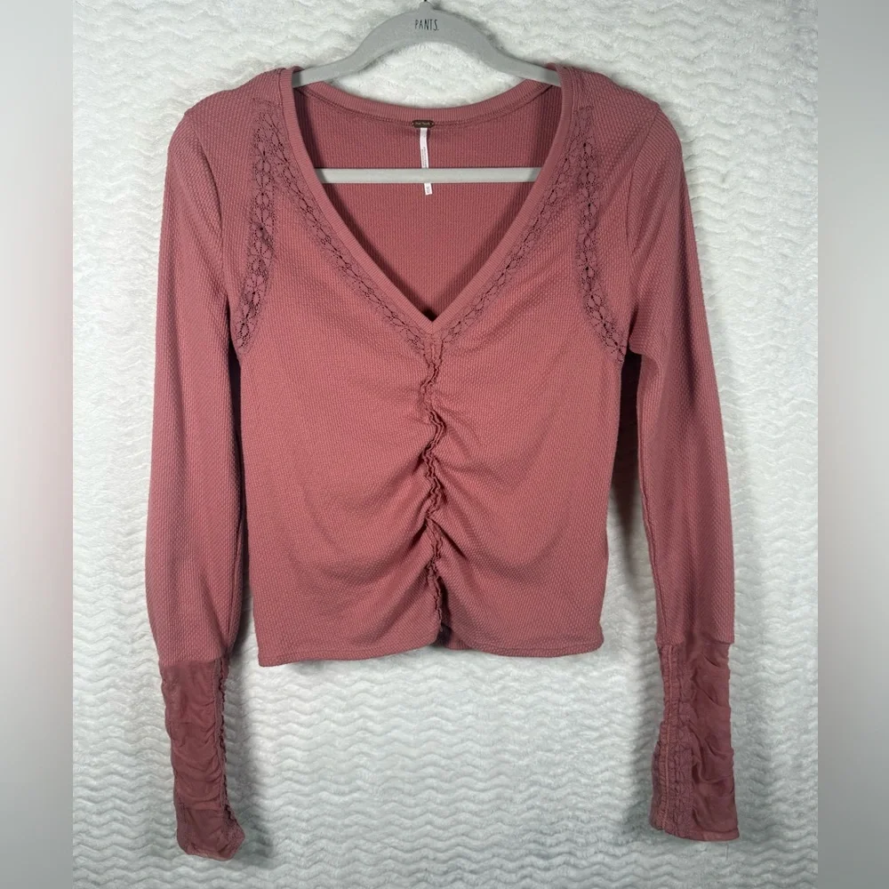 Free People Rose Smoke Wear Me Out V-Neck Long Sleeve Top. Size medium 🧡